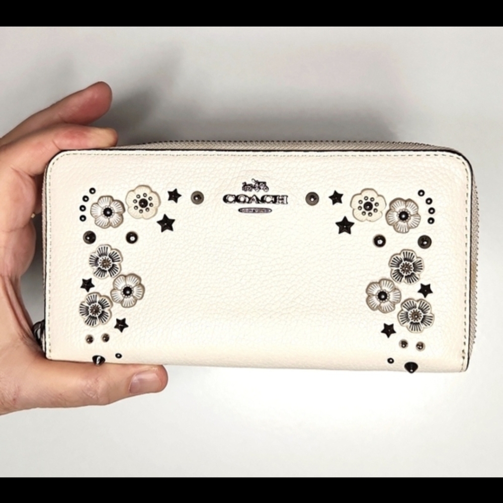 Coach Chalk Accordion Zip Wallet with Tea Rose Appliqué Wallet GUC